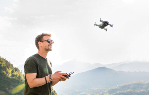 piloto de dron-dron volando-libremente